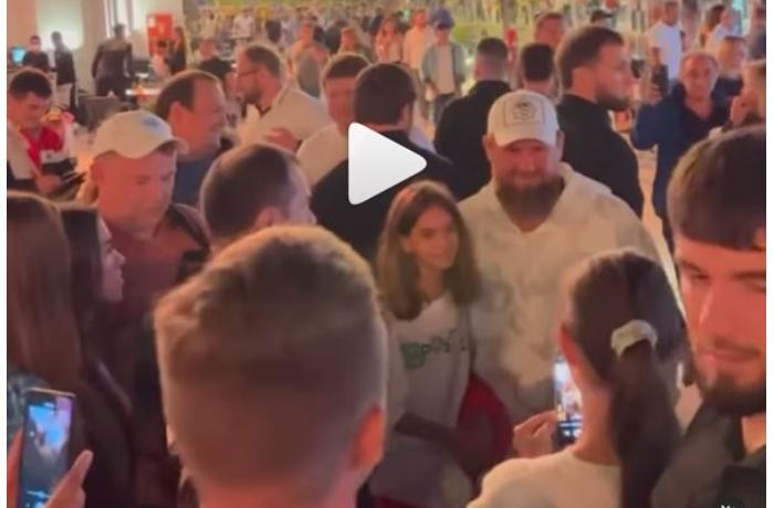ramzan-kadyrov-posetil-turtsiyu-lyudi-vystroilis-v-ochered-chtoby-sdelat-selfi-video
