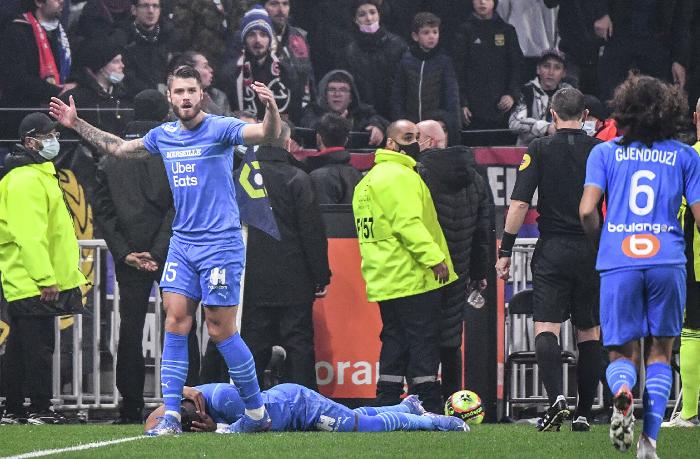 skandal-v-matche-lion-marsel-postradal-futbolist-video