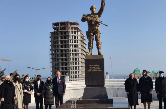 v-sumgaite-otkryli-pamyatnik-soldata-pobeditelya