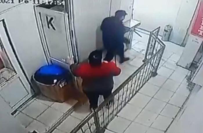 prosledil-i-ograbil-cheloveka-vyshedshego-iz-banka-video