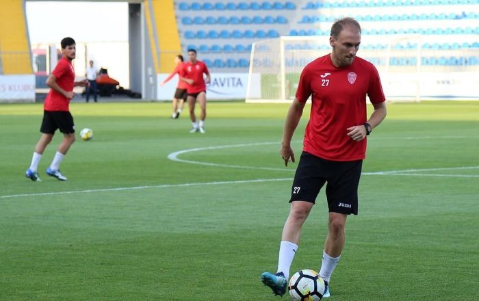 rumynskiy-futbolist-pokinul-zire