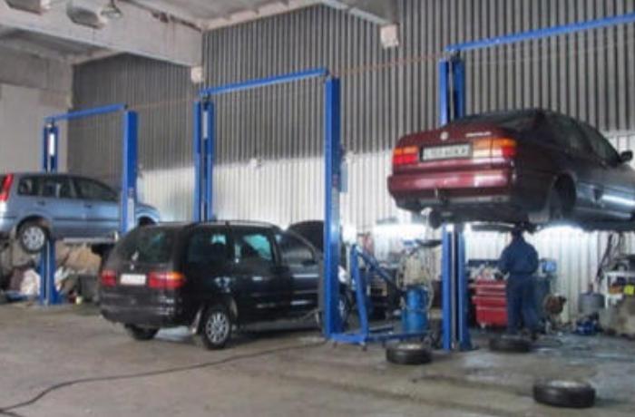 motornyy-otsek-avtomobilya-kak-i-chto-chistit-pod-kapotom