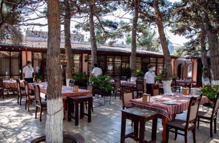 naskolko-zakonna-plata-za-servis-v-kafe-i-restoranakh