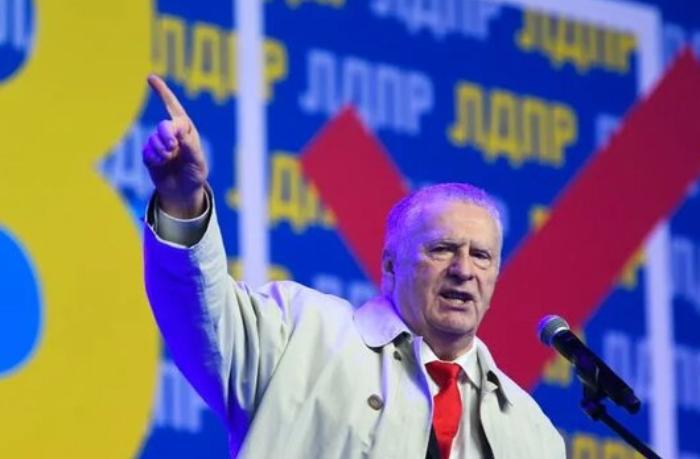 zhirinovskiy-pribyl-na-miting-na-troyke-loshadey-video