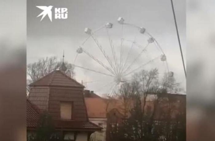 uragan-raskachal-kabinki-kolesa-obozreniya-video