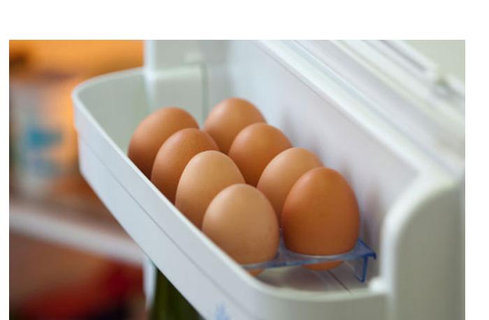 Почему не стоит хранить яйца в дверце холодильника