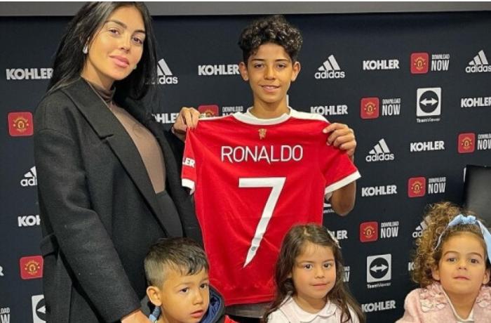 syn-ronaldu-podpisal-kontrakt-s-manchester-yunayted-foto