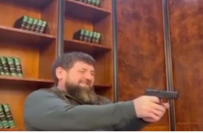ramzan-kadyrov-vyshel-v-pryamoy-efir-s-pistoletom-v-rukakh-video