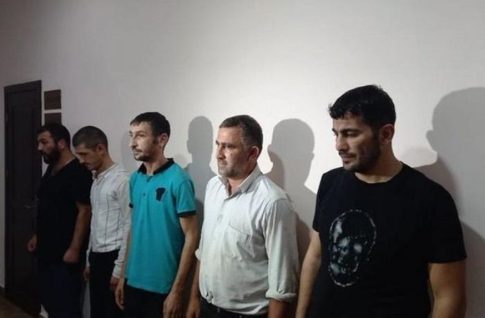 pyatero-zdorovykh-muzhchin-protiv-odinokoy-pensionerki