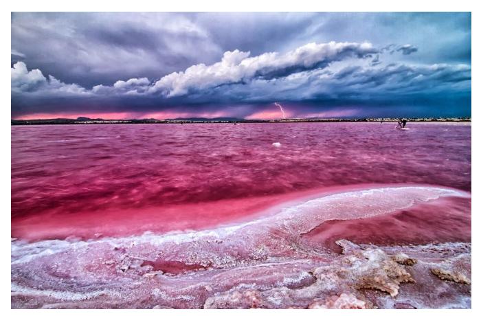 v-masazyre-ne-krasiveyshee-rozovoe-ozero-a-ambre-raznykh-ottenkov