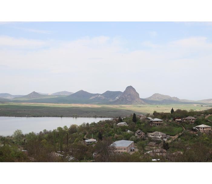 prigranichnye-sela-armenii-s-azerbaydzhanom-stremitelno-opustashayutsya