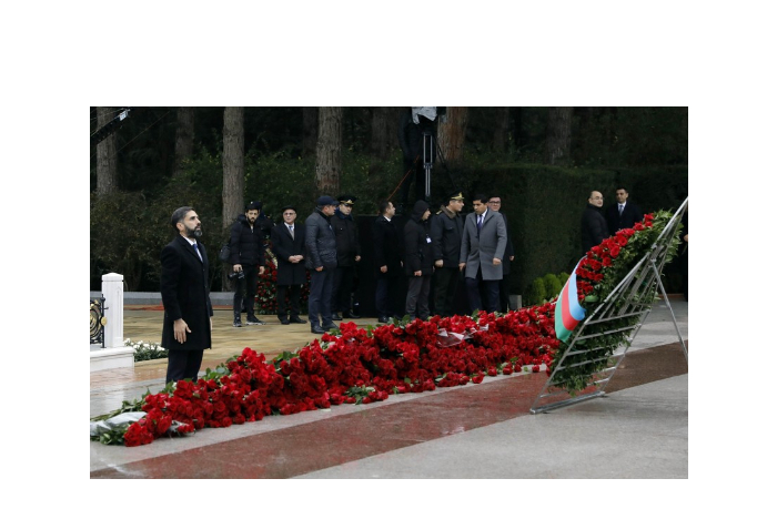 kollektiv-socar-posetil-mogilu-velikogo-lidera-geydara-alieva-foto