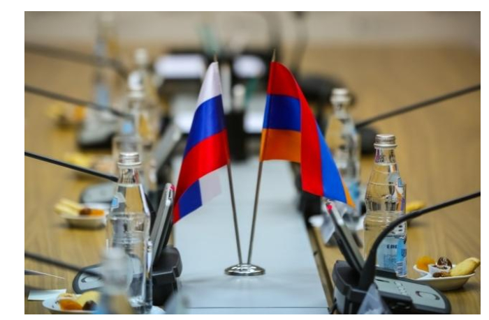 tolstoy-vo-vremya-voyny-v-karabakhe-deputaty-armenii