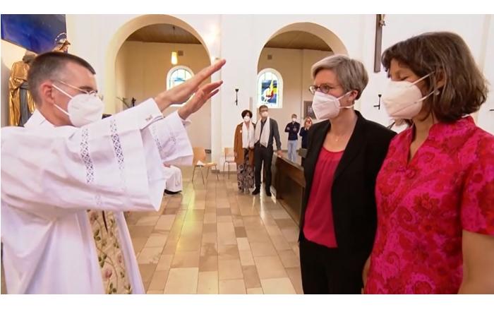 katolicheskaya-tserkov-v-germanii-blagoslovila-odnopolye-braki