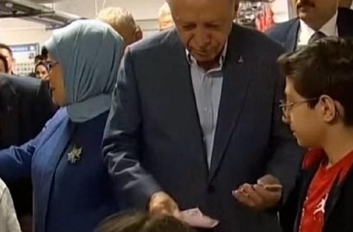 erdogan-razdal-detyam-dengi-na-izbiratelnom-uchastke