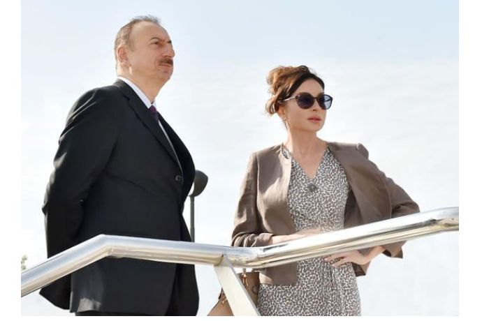 prezident-ilkham-aliev-pervaya-ledi-mekhriban-alieva-shavkat-mirziyoev-i-yego-supruga-ziroatkhon-mirziyoeva-prinyali-uchastie-v-otkrytii-sredney-shkoly-v-fizuli