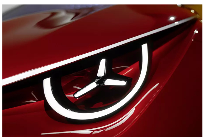 novoy-vizitnoy-kartochkoy-mercedes-benz-stanut-trekhluchevye-fary