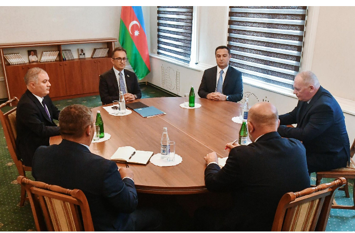 vstrecha-v-yevlakhe-svini-ne-doshli-a-armyane-priekhali
