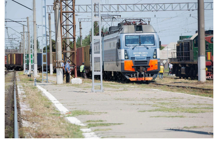v-baku-elektrovoz-stolknulsya-s-mikroavtobusom-yest-postradavshie