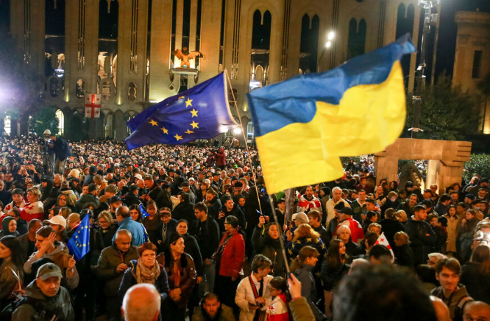 politseyskie-vstali-zhivoy-stenoy-pered-mitinguyushchimi-na-protestakh-v-tbilisi