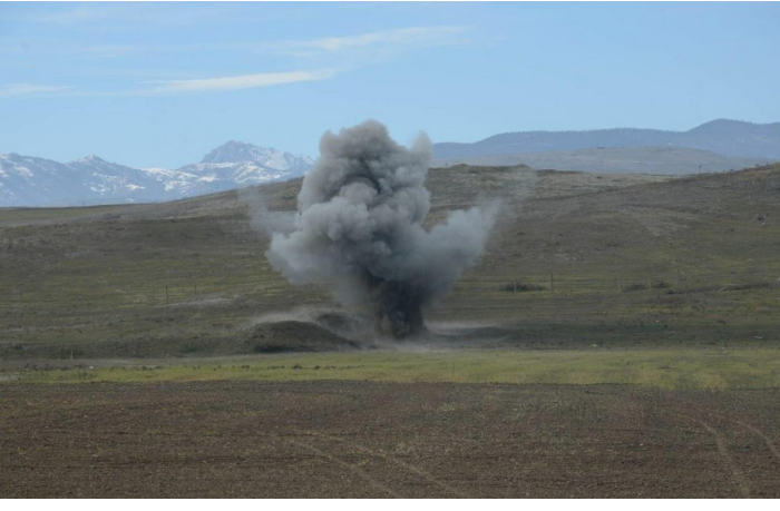 voennosluzhashchiy-azerbaydzhanskoy-armii-podorvalsya-na-mine