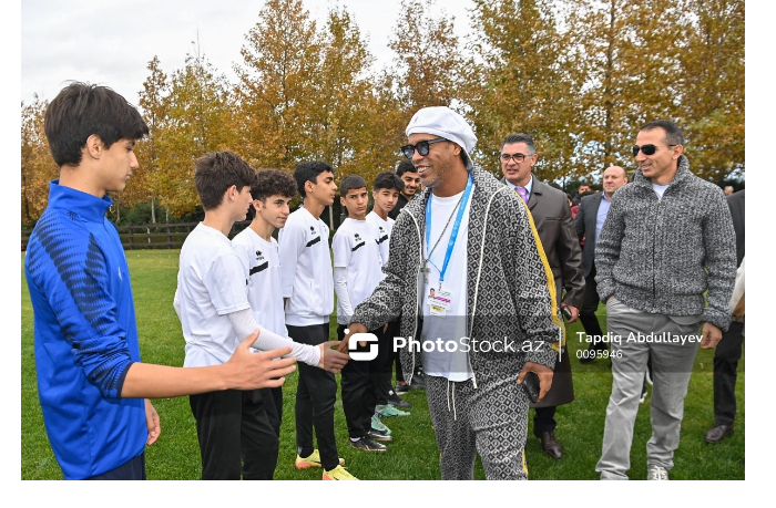 ronaldino-vstretilsya-s-yunymi-azerbaydzhanskimi-futbolistami