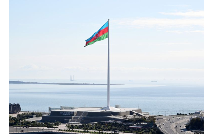 flag-azerbaydzhana-vklyuchen-v-knigu-rekordov-ginnesa-kak-samyy-bolshoy-flag-v-mire