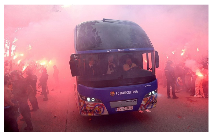 bolelshchiki-barselony-po-oshibke-atakovali-avtobus-svoego-futbolnogo-kluba