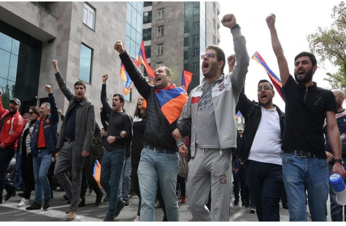 pered-zdaniem-pravitelstva-armenii-prokhodit-aktsiya-protesta