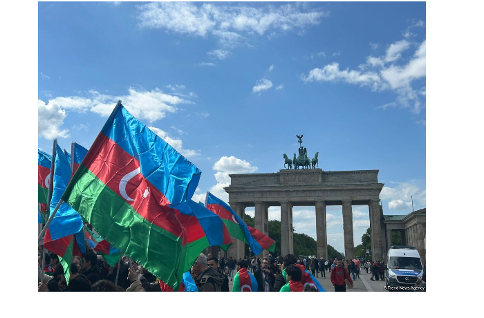 v-berline-prokhodit-aktsiya-solidarnosti-azerbaydzhantsev-fotovideo