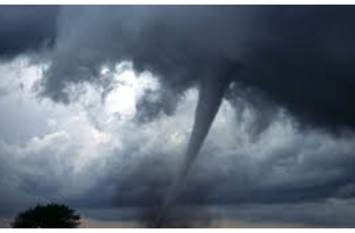 v-trekh-amerikanskikh-shtatakh-bushuyut-moshchnye-tornado