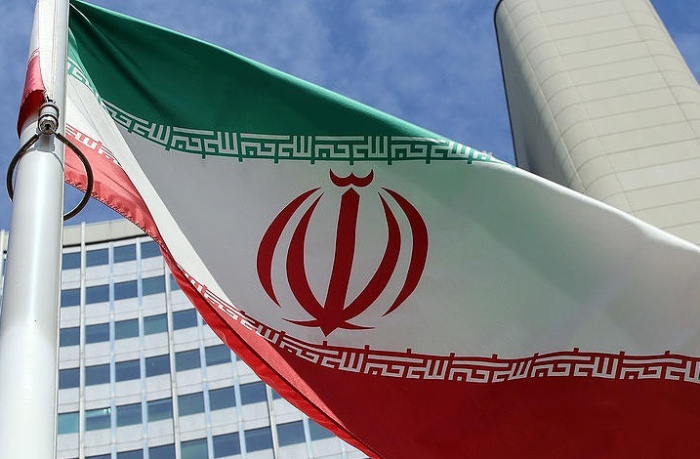 v-baku-prispushchen-iranskiy-flag-foto