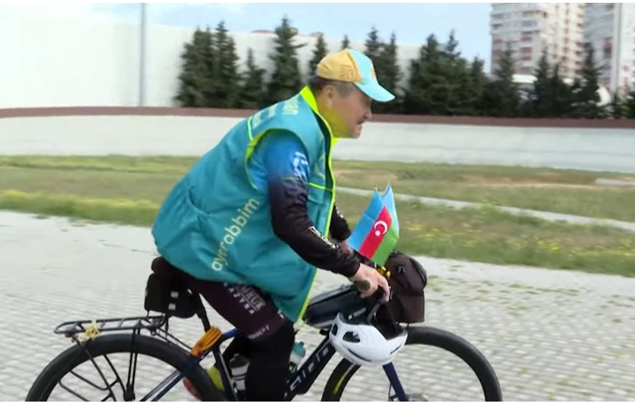 kazakhstanets-proedet-na-velosipede-iz-baku-v-parizh-video