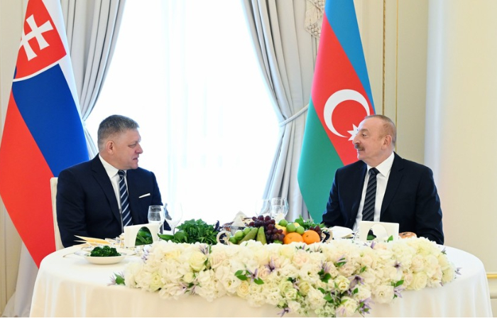 ot-imeni-prezidenta-azerbaydzhana-dan-ofitsialnyy-obed-v-chest-premer-ministra-slovakii