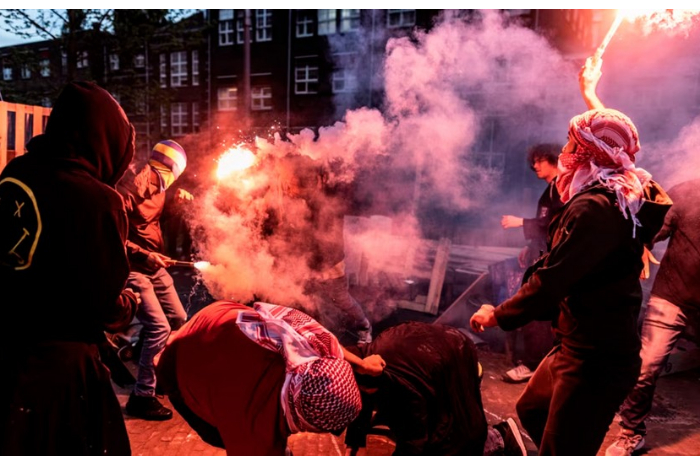 v-amsterdame-nachalis-stolknoveniya-mezhdu-spetsnazom-i-propalestinskimi-demonstrantami