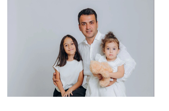 azerbaydzhanskiy-vedushchiy-ponyos-tyazheluyu-utratu