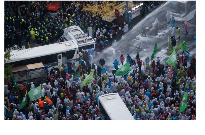 protestuyushchikh-u-rezidentsii-storonnikov-prezidenta-yuzhnoy-korei-razognali