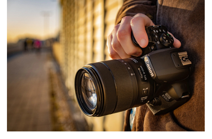 v-tsentre-baku-zaderzhan-ulichnyy-fotograf-za-nezakonnuyu-deyatelnost