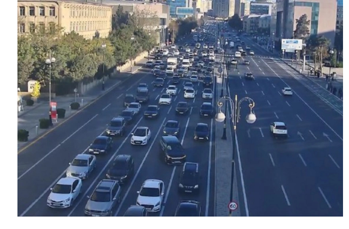 v-baku-na-15-ulitsakh-i-prospektakh-nablyudayutsya-probki