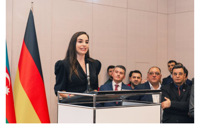 leyla-alieva-i-arzu-alieva-prinyali-uchastie-v-otkrytii-vystavki-mama-mat-priroda-v-berline