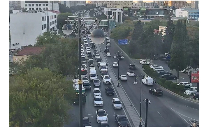 na-ryade-ulits-i-prospektov-baku-zatrudneno-dvizhenie-transporta