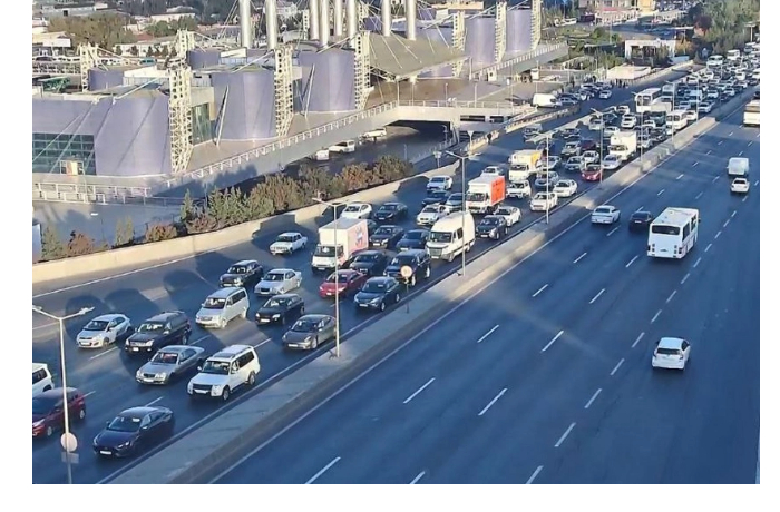 na-ryade-ulits-i-prospektov-baku-zatrudneno-dvizhenie-transporta
