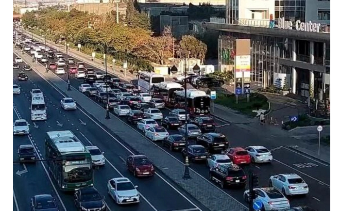 v-baku-na-ryade-ulits-i-prospektov-zatrudneno-dvizhenie-transporta