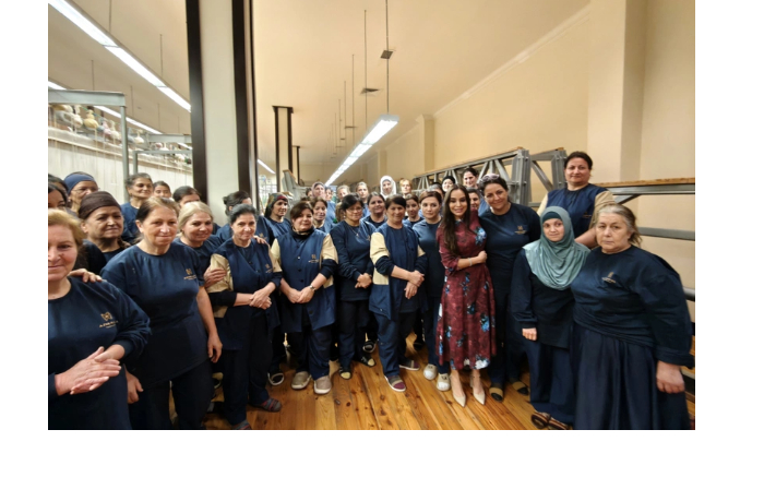 leyla-alieva-oznakomilas-s-samym-bolshim-kruglym-kovrom-v-istorii-mirovogo-kovrotkachestva