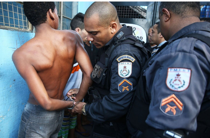 shokovaya-operatsiya-v-rio-antinarkoticheskiy-reyd-v-favelakh