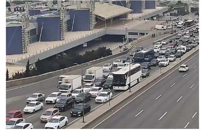 na-ryade-ulits-i-prospektov-baku-zatrudneno-dvizhenie-transporta