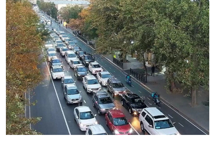 na-ryade-ulits-i-prospektov-baku-zatrudneno-dvizhenie-transporta