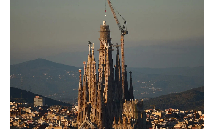 sagrada-familia-church-v-barselone-stala-samoy-vysokoy-tserkovyu-v-mire