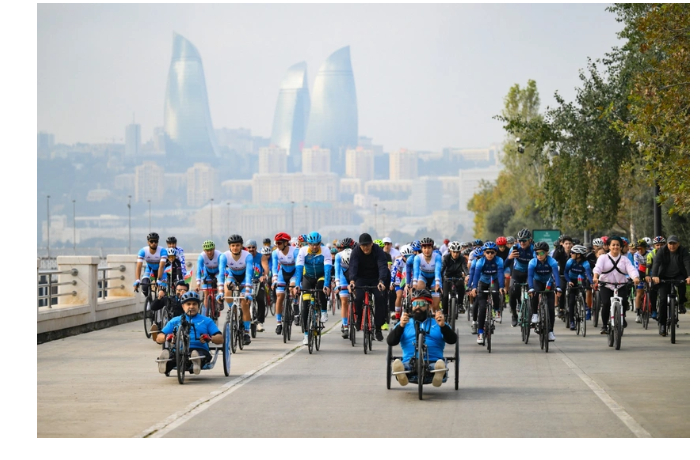 v-baku-v-chest-dnya-gosudarstvennogo-flaga-sostoyalsya-veloprobeg