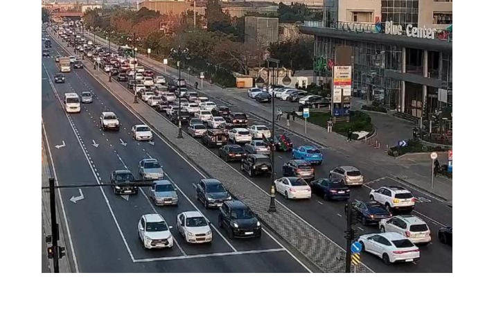 v-baku-na-ryade-ulits-i-prospektov-zatrudneno-dvizhenie-transporta